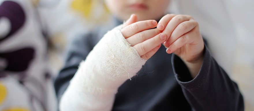 Child with injured arm in cast